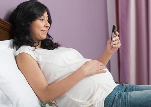 视力|怀孕时经常玩手机，产生的影响比辐射大，对孕妈和胎宝都不利