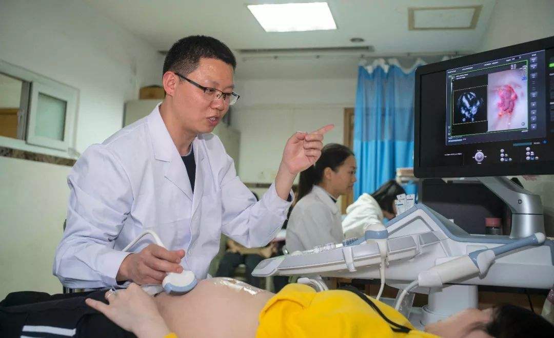 孕妈生下四胞胎,第四个宝宝出生后护士道喜:是个“天宠宝宝”