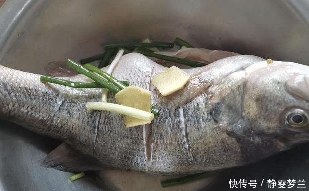 蒸鱼时,不要只会放葱姜50岁大厨放一点它,腥味自动消失