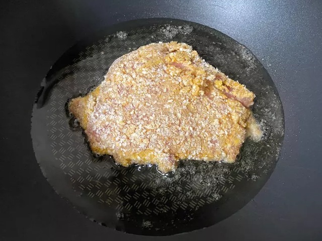 做菜嫌麻烦大叔教你起司猪排,金黄酥脆,香气扑鼻,小孩最爱~