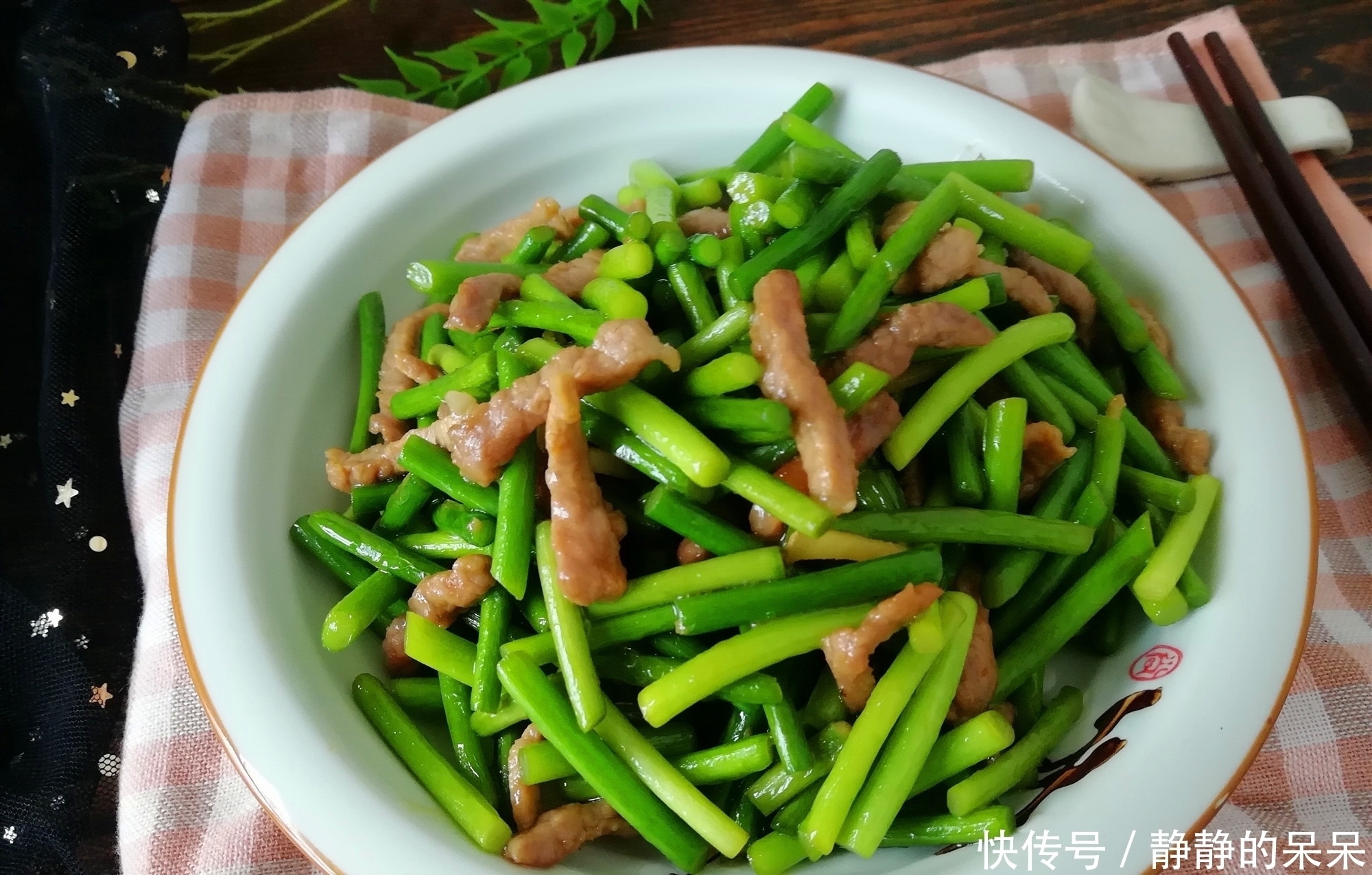 蒜薹炒肉丝的家常做法,教你小技巧,蒜苔入味,肉丝滑嫩不柴