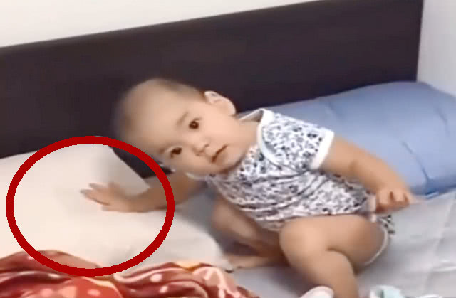 宝宝|宝宝想让妈妈陪自己睡,各种卖萌,网友妈妈被安排的明明白白