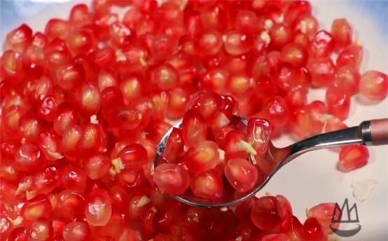 一个勺子|石榴上有小开关,勺子轻轻一敲,石榴籽自动脱落,一分钟剥一大盘