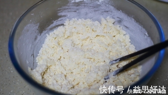 这款面食很简单,用开水烫一烫,烙一烙,又香又脆,隔天做一回