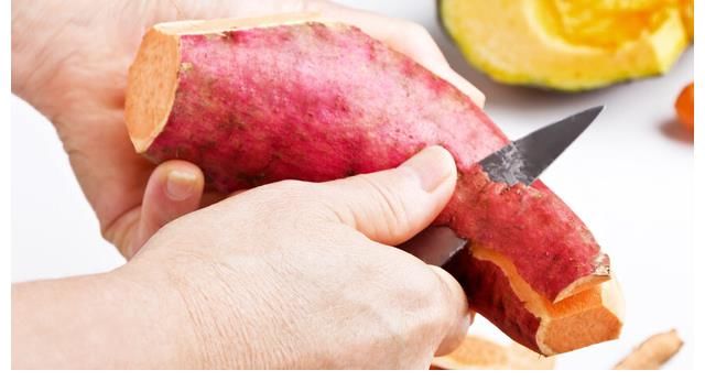 红薯干一晒就发黑?农村大娘教你2招,晒出来软糯香甜,鲜艳透亮