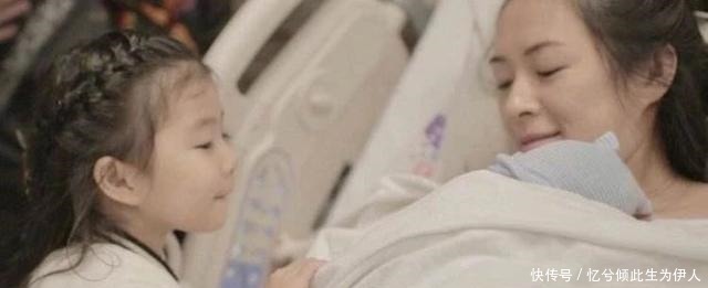 生完孩子后|奶粉喂养的赵薇,和母乳喂养的章子怡,两人的身材差距很明显