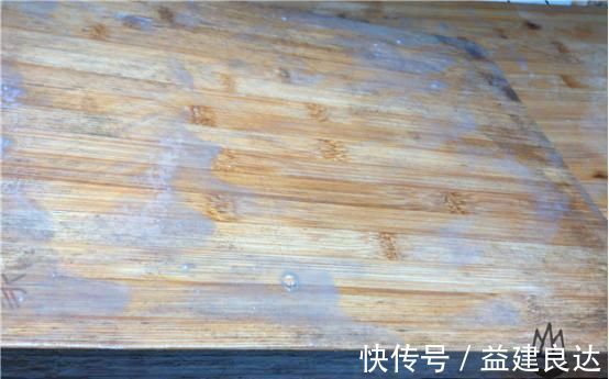 菜板脏了,万万不可用洗洁精洗,教你一招,立马干净如新还不发霉