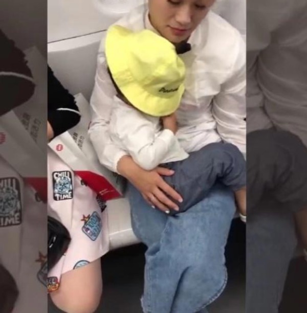 礼貌|宝妈坐地铁抱娃姿势火了,网友:教养无关贫富,体现在细节上