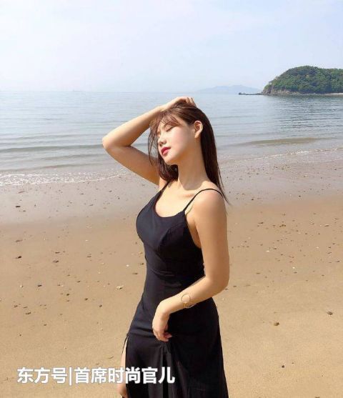 街拍青春可爱的小姐姐,时髦的打底裤打扮,身材高挑