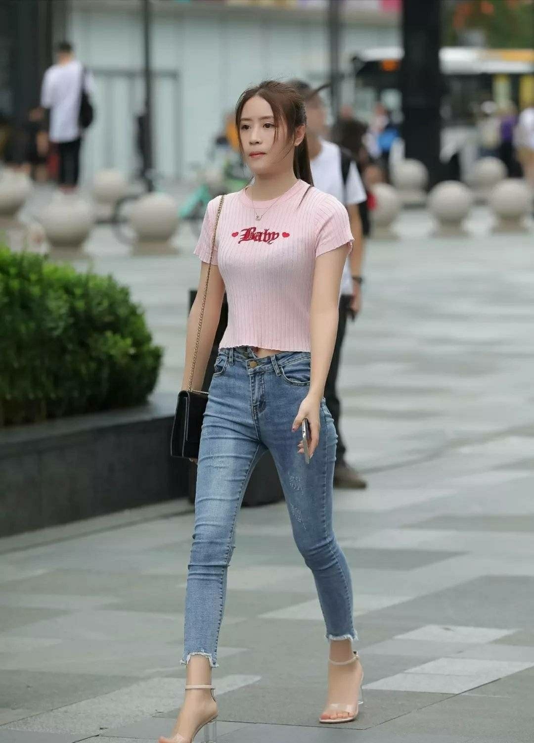 时尚|街拍镜头感很好的时尚小姐姐,这么美的牛仔裤女友你是在哪找的
