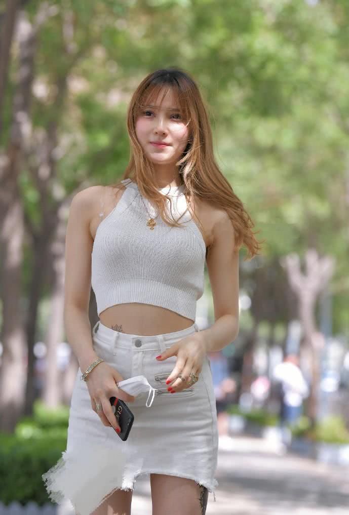 美女1米8的身高,还嫌不够“高”,竟在凉鞋上装个“茶杯”当鞋跟