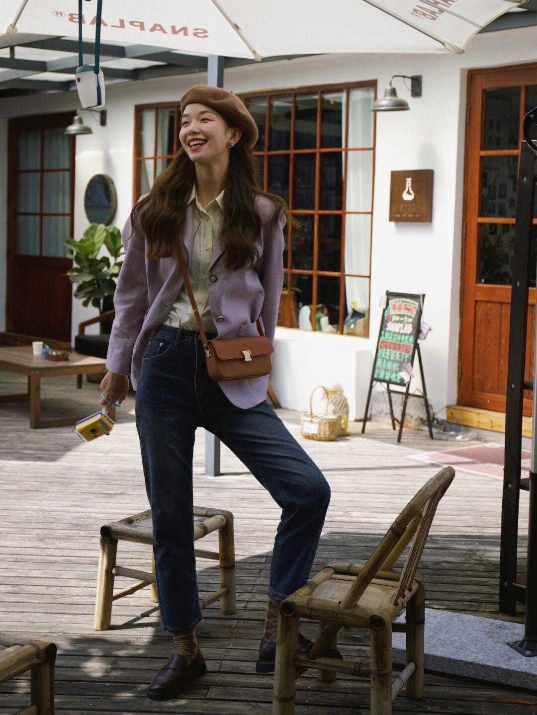 休闲|普通女孩该怎么穿才洋气?白色西服搭配百褶裙干练精致,优雅大气