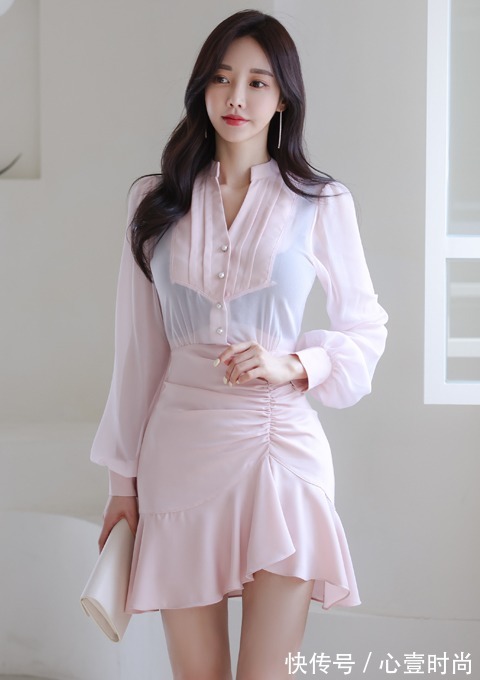 时尚|女神孙允珠时尚搭配：初恋春荷淡雅馨粉微透百褶裙