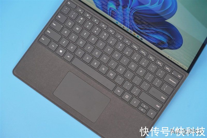 苹果|微软Surface Pro 8日常体验：能玩《孤岛危机》办公娱乐忘掉苹果