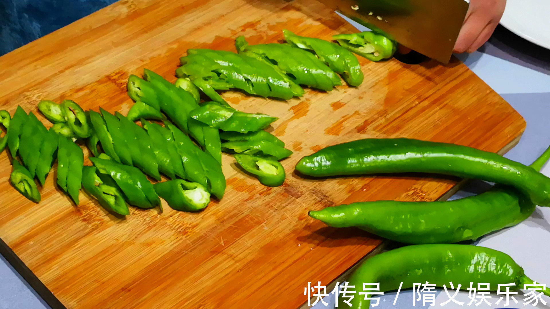 做辣椒炒肉，到底先炒辣椒还是先炒肉大厨牢记2点，香而不呛