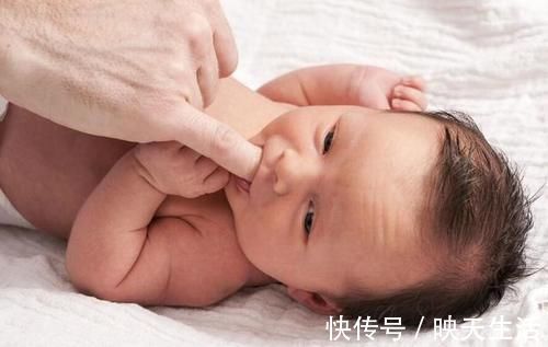就医|新生儿“力大无穷”,刚出生就会“走路”?6种反射行为要知道
