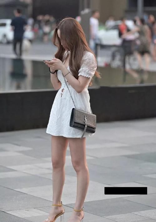 路人街拍清纯优雅的时尚小姐姐,小白裙尽显迷人好身材