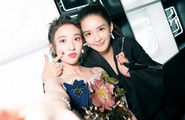 唐艺昕|李沁挽张若昀胳膊上热搜,女演员为了避嫌也需“礼仪手”吗