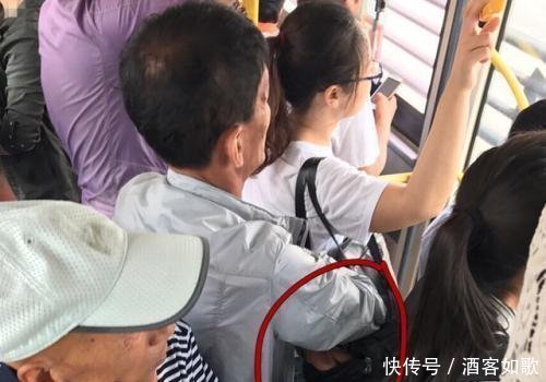 报警|8岁儿子在公车上突喊肚痛，爸爸看了却立马报警，司机是聪明娃