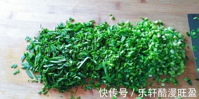 皮薄|“韭菜鸡蛋馅饼”的懒人做法，不揉面不擀面，出锅以后皮薄馅多！