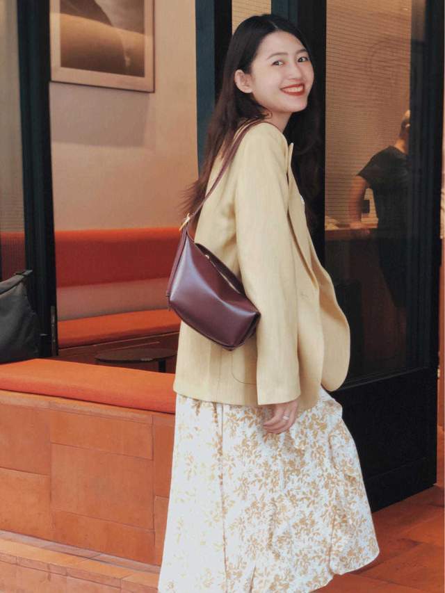 时尚博主|初秋,梨形身材和成熟脸怎么穿?浅蓝色西服搭配连衣裙,温柔优雅