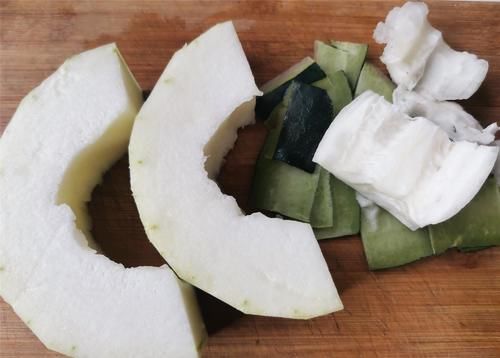  做法|冬季，这是金银蒜蓉酱汁的做法，冬瓜清淡味美颜值高，给肉都不换