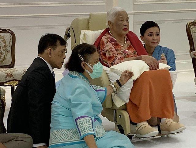 太后 泰国太后年轻时靠粉宝石撑场面！如今瘫痪多年，脸庞怎么变这么黑