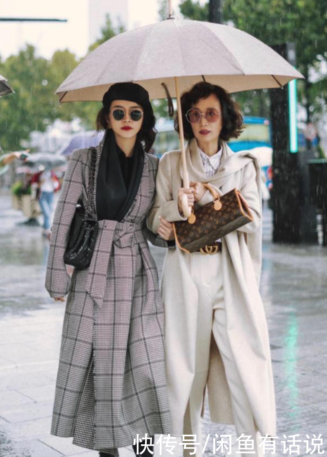 这对“神仙母女”的初春穿搭真美，烫同款泡面头，搭配大衣好洋气