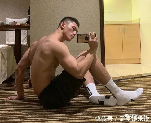 阳光帅气|183cm筋肉大学生酷爱穿灰裤子,这身材太上头了