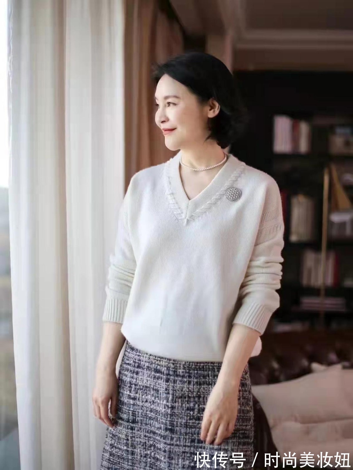 选用 建议50岁的女人多穿“针织衫”,搭配裤子、裙子,都优雅大方