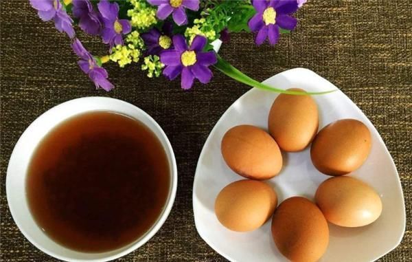 鸡蛋煮熟后，别只会用冷水泡，水中加“1物”，蛋壳轻松就剥掉！