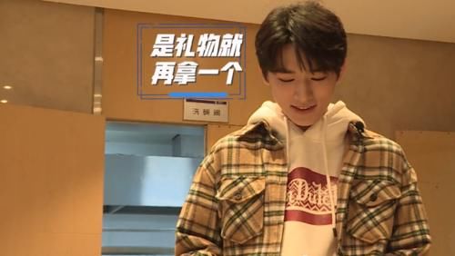 宋亚轩广电食堂吃自助餐，吃肉怕浪费，拿了两个大馒头：山东人最爱