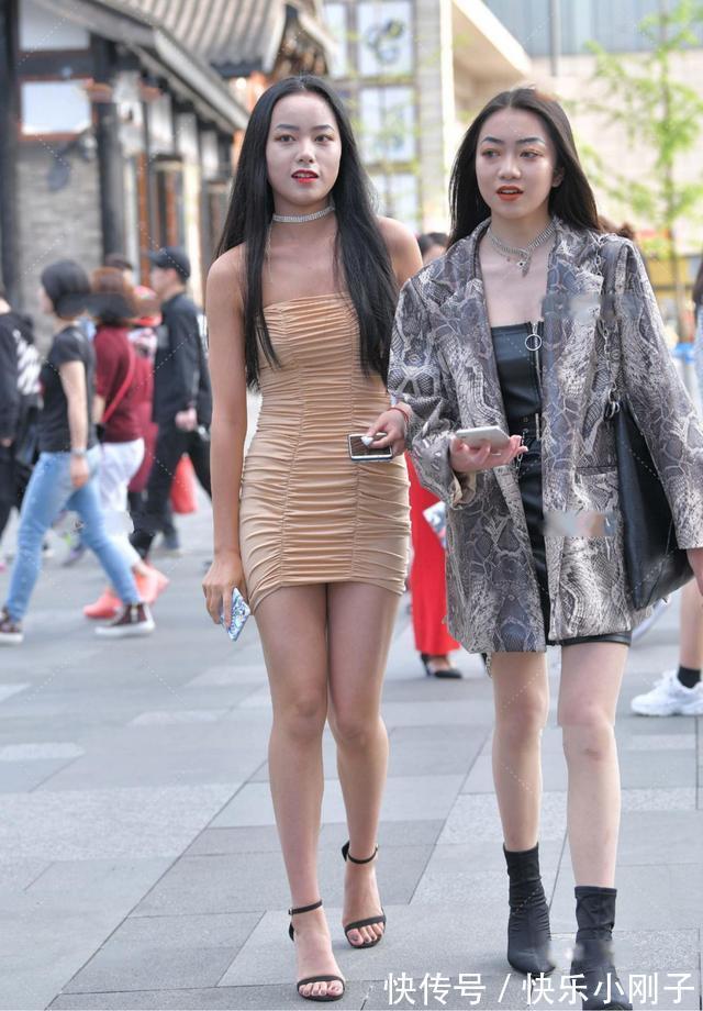 黄色调 卡其色抹胸褶皱裙性感穿搭,时髦修身,尽显婀娜好身姿