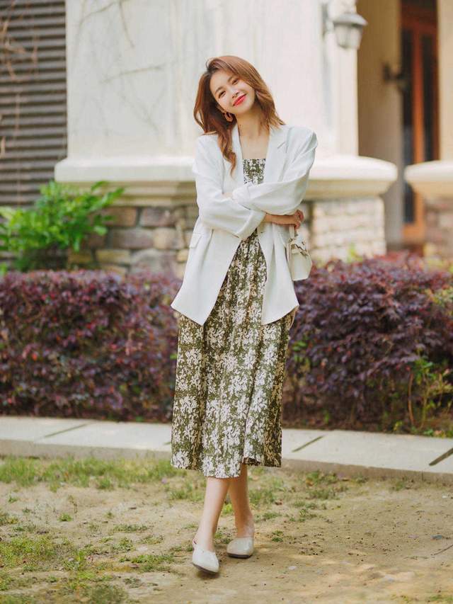 小蛮腰|初秋,2、30岁小姑娘这样穿,衬衫配印花裙简约洋气,氛围感十足