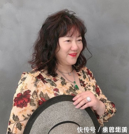 女性|40,50岁女人发型别乱剪,几款流行的中年发型,换对才年轻