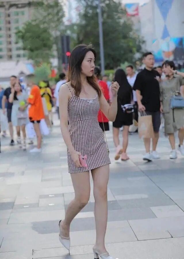 “懒女人”也别只穿牛仔裤,今夏流行“网格裙”,轻松穿出大片感