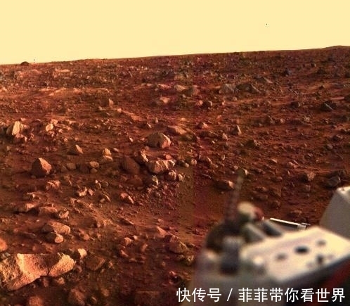 n祝融号火星车传回两张火星图像，看到一片荒凉的火星地面！