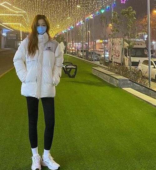 这个冬天，白色羽绒服才是最流行的，学会这样来搭，温暖还显瘦