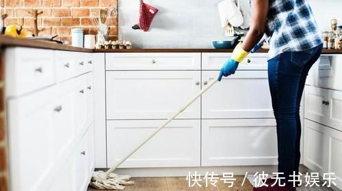 夜市|女摊主营业时胸口挂“布袋”,顾客走近一看后大喊:老板再来一份