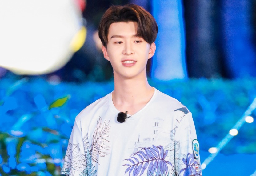 范丞丞在衛(wèi)生間遭蟑螂攻擊,褲子沒提好就出來了,楊迪這能播嗎