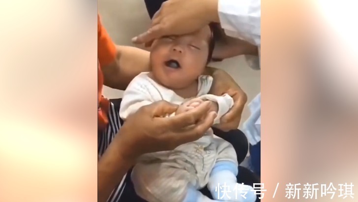 父母|萌娃非常享受别人摸头, 一副很享受的样子, 让人忍不住笑出声