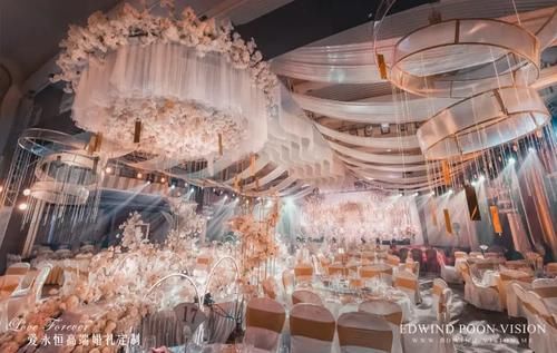 浪漫而又温馨的香槟金色+粉色系婚礼，你喜欢这种色系的搭配吗？
