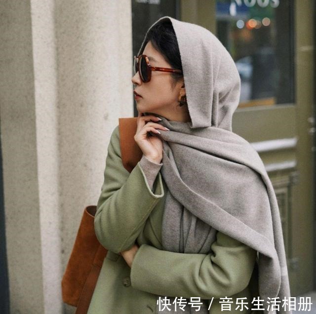 浅灰色 时尚博主的高级穿搭来了,淡绿色西装配浅灰色半身裙,简约又时尚!