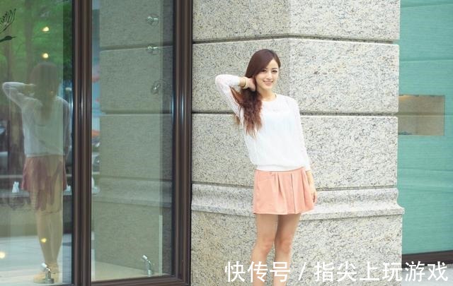 雪纺上衣 粉色超短裤搭配白色雪纺上衣,甜美感十足!