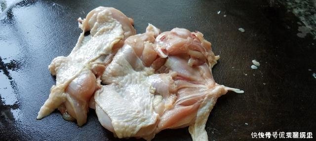 我家鸡腿从不红烧、加2包榨菜、不加一滴水,上桌就被吃光光