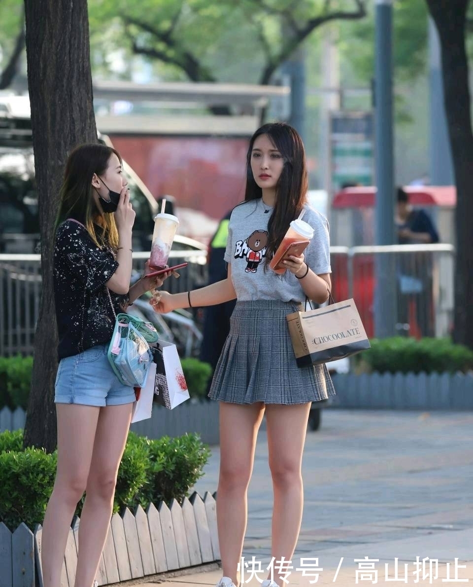 闺蜜逛街时尚的装束必不可少,遮肉显瘦的百褶裙,展示青春靓丽