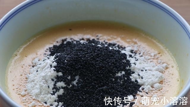 蛋卷不要买了,不要蛋卷机,只要平底锅就能做,又香又脆超美味