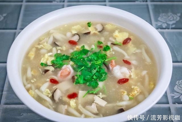 秋燥|初秋微凉,就爱一锅三鲜汤,暖胃降秋燥,加上这道食材,满口鲜香