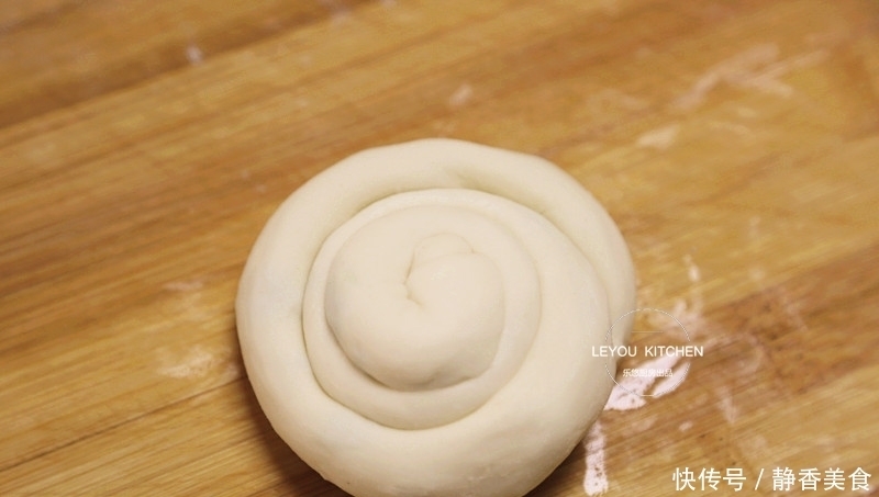 找对方法,即使用冷水和面,烙好的葱油饼,照样外酥里软