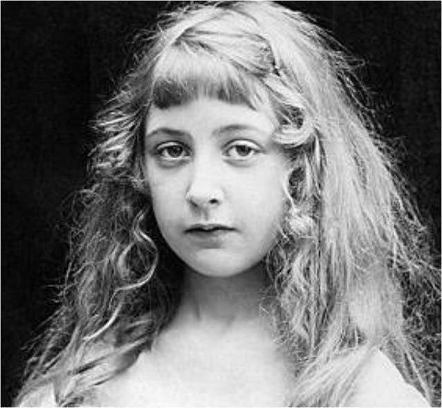 “侦探女王”阿加莎·克里斯蒂：洞察人性的高手，自己却成谜中谜